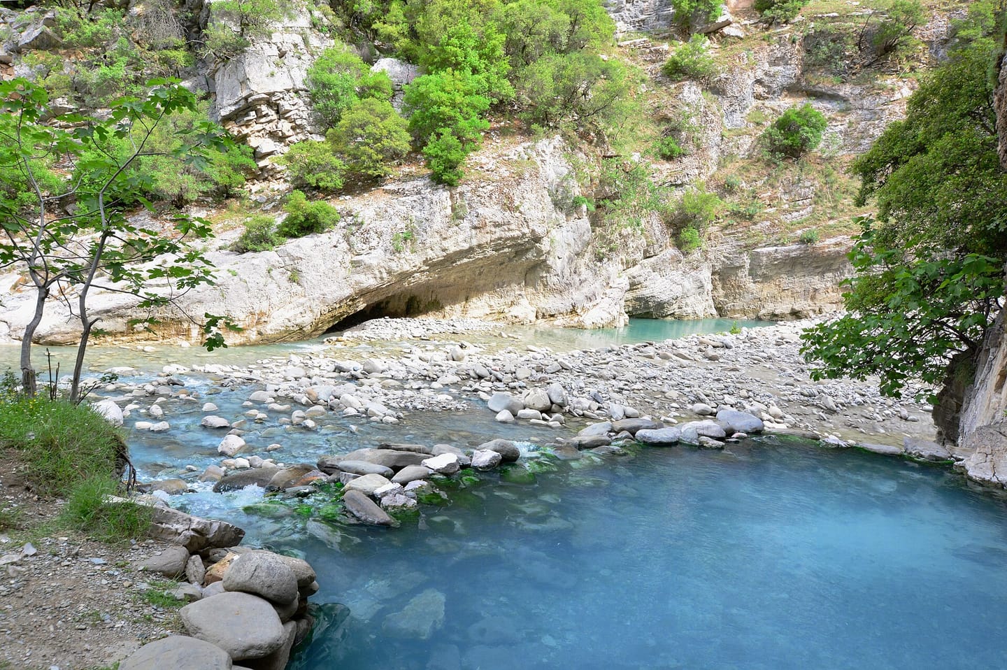 A turquoise pool in the Langarica Canyon near Benja